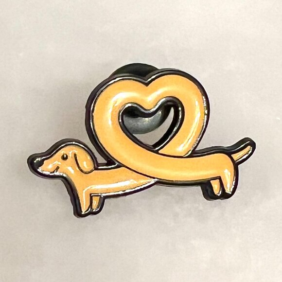 🧷🐶DACHSHUND/WEINER DOG/SAUSAGE DOG HEART - Enamel Pin on Black Backing - Picture 2 of 4